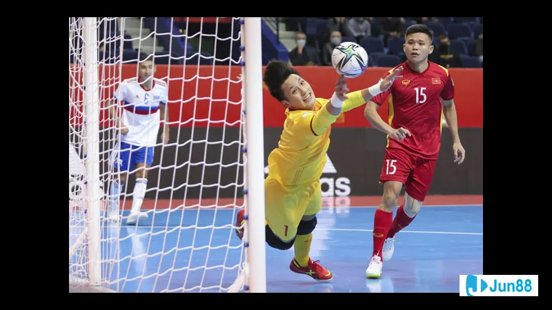 Phát bóng sống trong mặt trời chiều